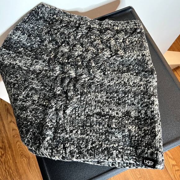 UGG Infinity Scarf - Picture 8 of 8